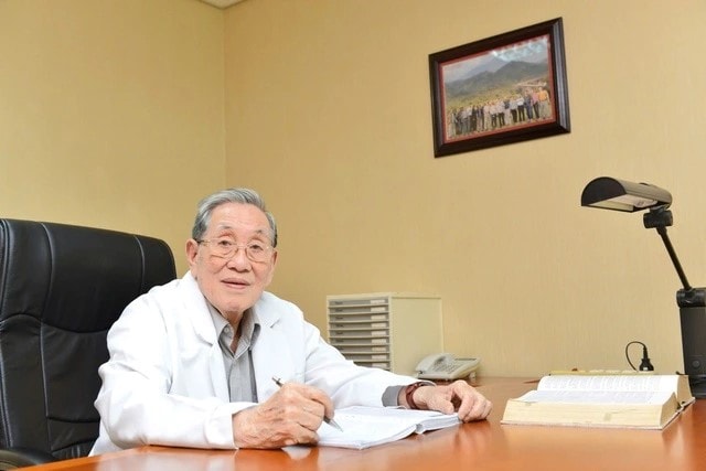 NGND.GS.TS.BS Nguyễn Đình Hối được vinh danh và trao giải thưởng cống hiến trọn đời