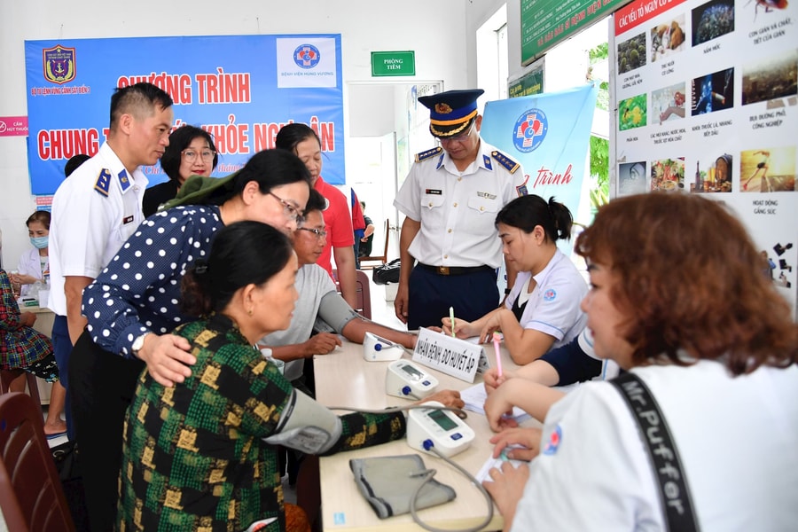 Khám, cấp thuốc miễn phí cho người dân xã đảo duy nhất của TP. Hồ Chí Minh