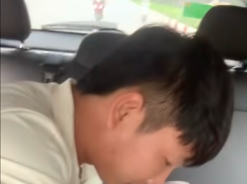 Người chồng dũng cảm đỡ đẻ cho vợ ngay trên xe taxi