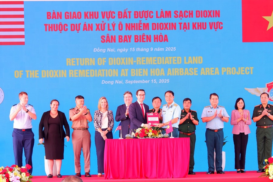 Bàn giao 6ha đất được làm sạch dioxin tại khu vực sân bay Biên Hoà