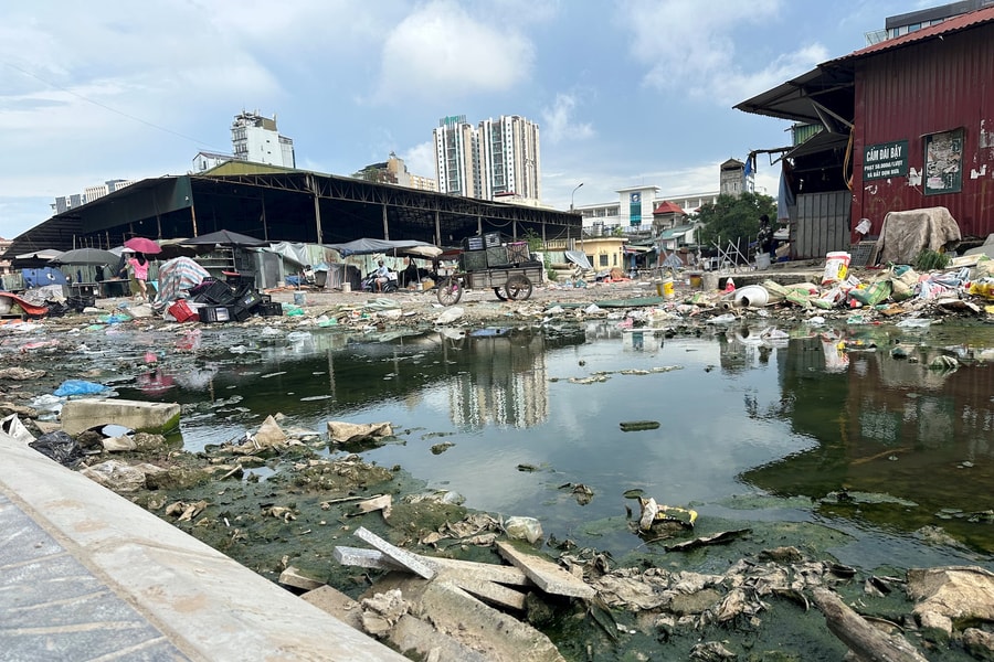 Con đường vào Trường Đại học Hà Nội thành bãi rác khổng lồ: Sinh viên, người dân "sống chung" với ô nhiễm