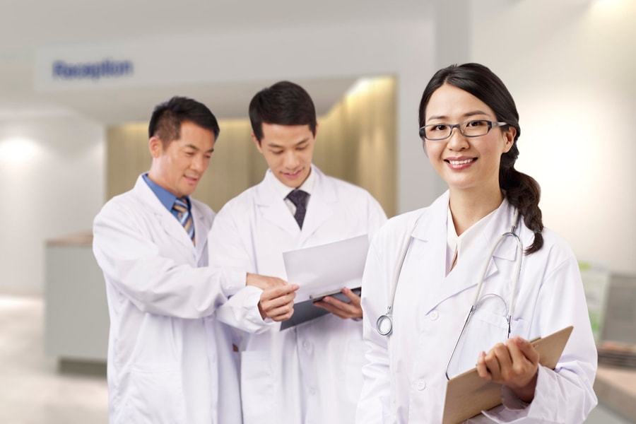 Đãi ngộ bác sĩ nội trú ở châu Á: Bức tranh nhiều gam màu