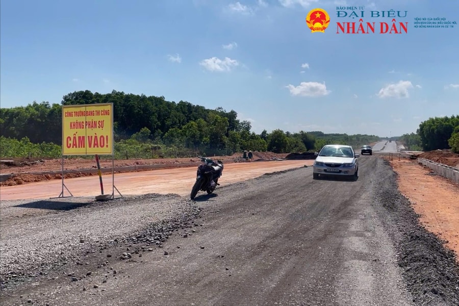 Đường 80 tỷ chưa thông, người dân bất chấp nguy hiểm "chạy thử"