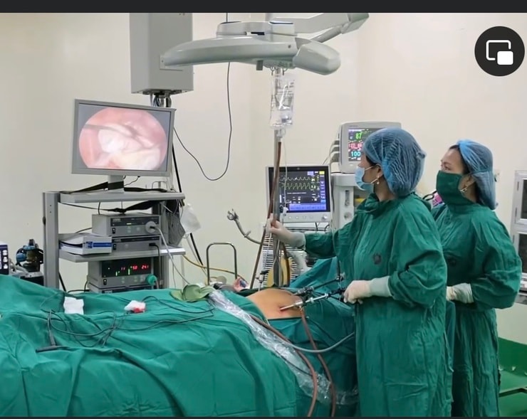 Bé gái 15 tuổi đau bụng tưởng rối loạn tiêu hóa, ai ngờ có khối u buồng trứng hiếm gặp