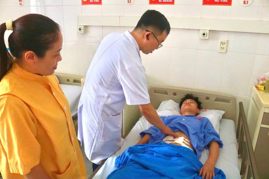 Đau bụng tưởng bệnh dạ dày, nam sinh mắc viêm ruột thừa dưới gan hiếm gặp