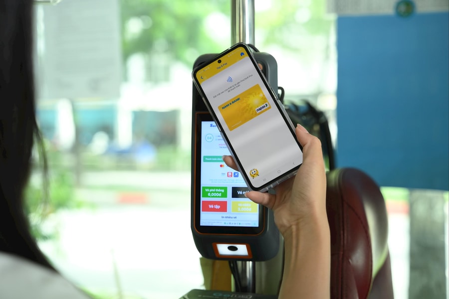 "Quẹt thẻ" đi xe buýt: NAPAS và Sacombank bắt tay đưa thanh toán không tiếp xúc đến TP. Hồ Chí Minh