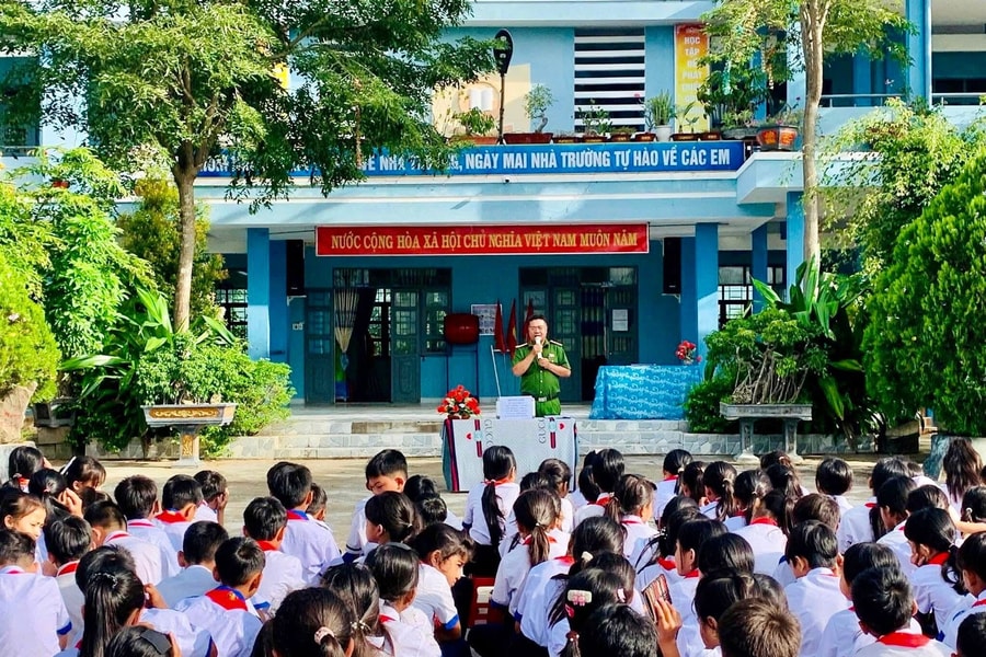 Đắk Lắk: Công an xã Tây Sơn tuyên truyền pháp luật, nâng cao nhận thức cho học sinh