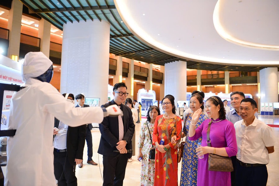 Sản phẩm, công trình nghiên cứu nổi bật trong triển lãm "Những thành tựu nổi bật của ngành y tế" tại Nhà Quốc hội