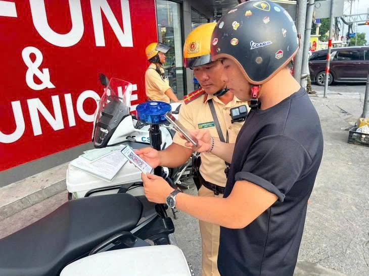 TP. Hồ Chí Minh: Người dân đóng phạt vi phạm giao thông tại chỗ thông qua mã QR Code