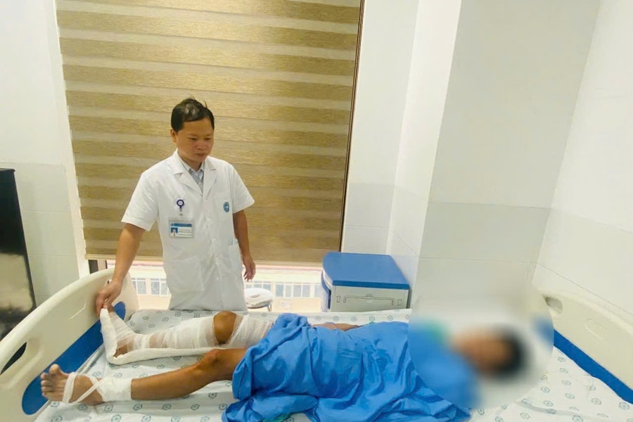 Nam sinh 15 tuổi gần đứt lìa cẳng chân sau tai nạn xe máy với tốc độ cao