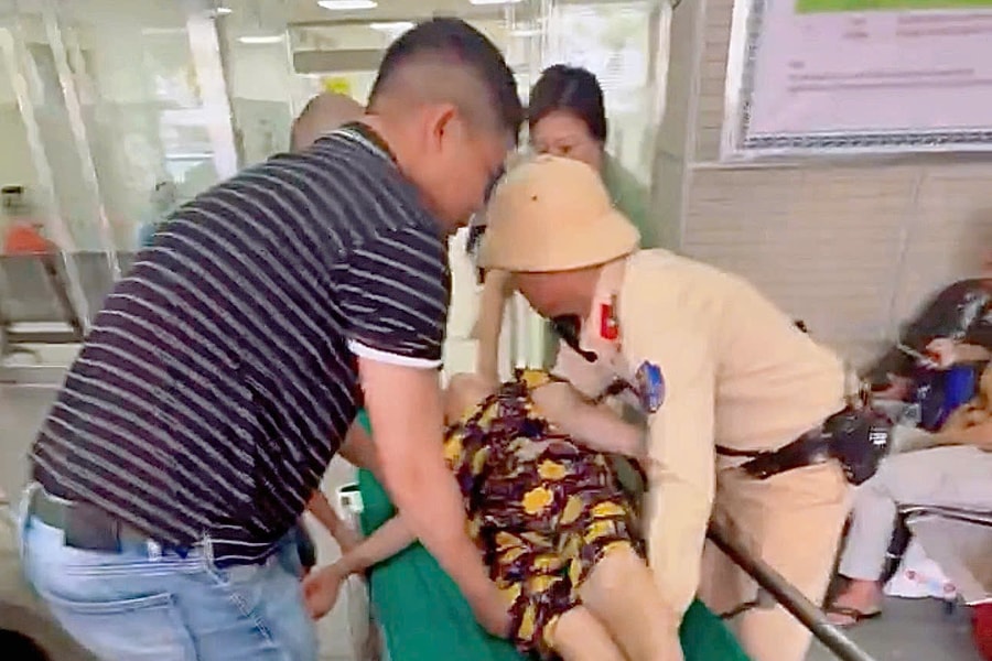 CSGT Hà Nội kịp thời mở đường đưa người dân đi cấp cứu