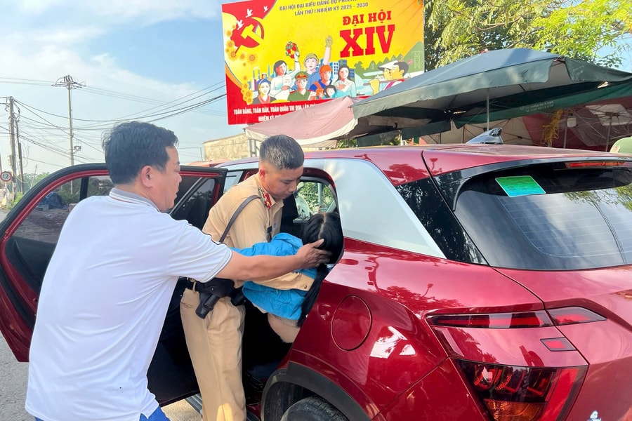 CSGT Hà Nội kịp thời sơ cứu, đưa người phụ nữ bất tỉnh đi cấp cứu an toàn