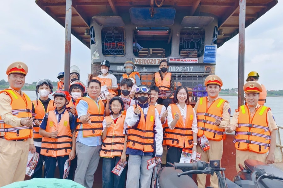 Bảo đảm an toàn giao thông đường thủy cho học sinh đến trường