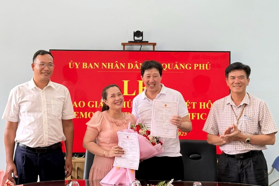 Đắk Lắk: Trao Giấy chứng nhận kết hôn có yếu tố nước ngoài tại xã Quảng Phú