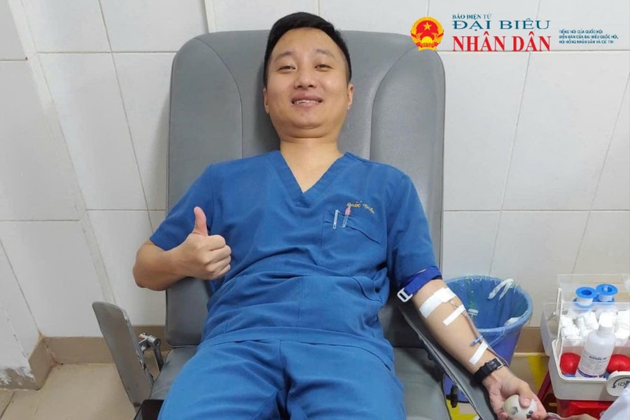 Quảng Trị: Các y bác sĩ cùng nhau hiến máu trong đêm cứu nạn nhân vụ tai nạn chợ chuối