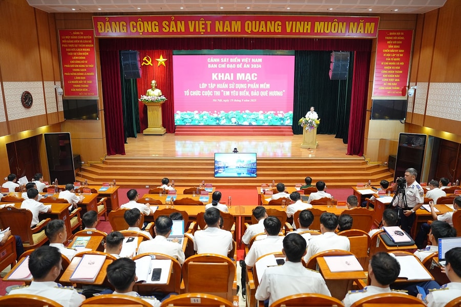 Cảnh sát biển Việt Nam khai mạc lớp tập huấn sử dụng phần mềm tổ chức Cuộc thi “Em yêu biển, đảo quê hương”