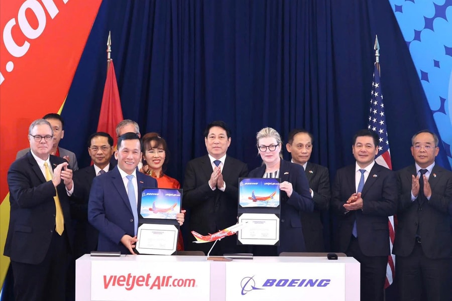 Chủ tịch nước Lương Cường chứng kiến Lễ ký kết bàn giao máy bay giữa Boeing và VietjetAir