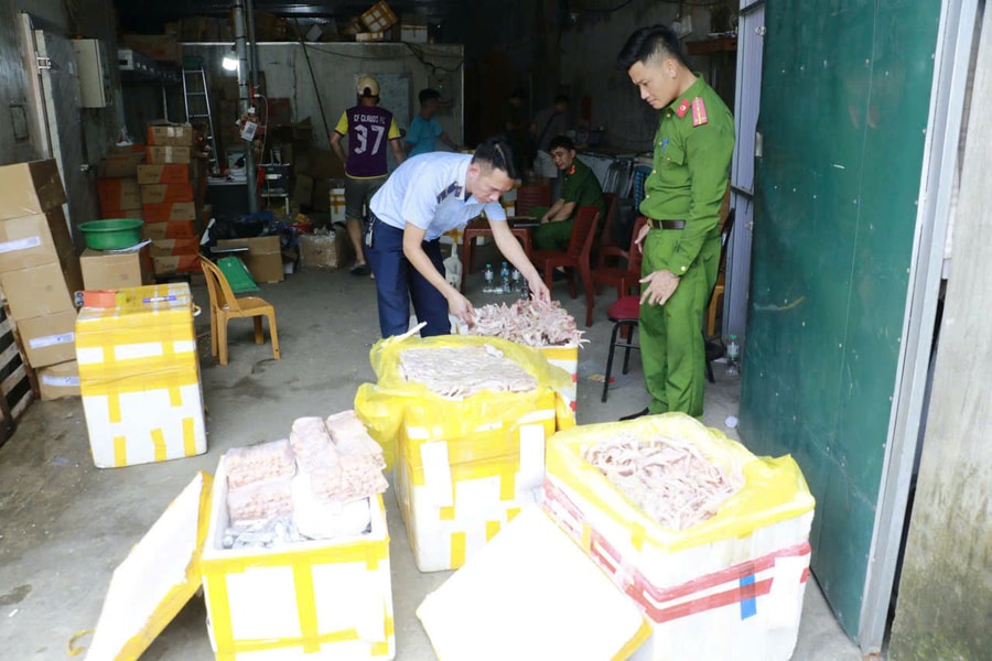 Nghệ An: Phát hiện kho đông lạnh chứa thực phẩm không rõ nguồn gốc