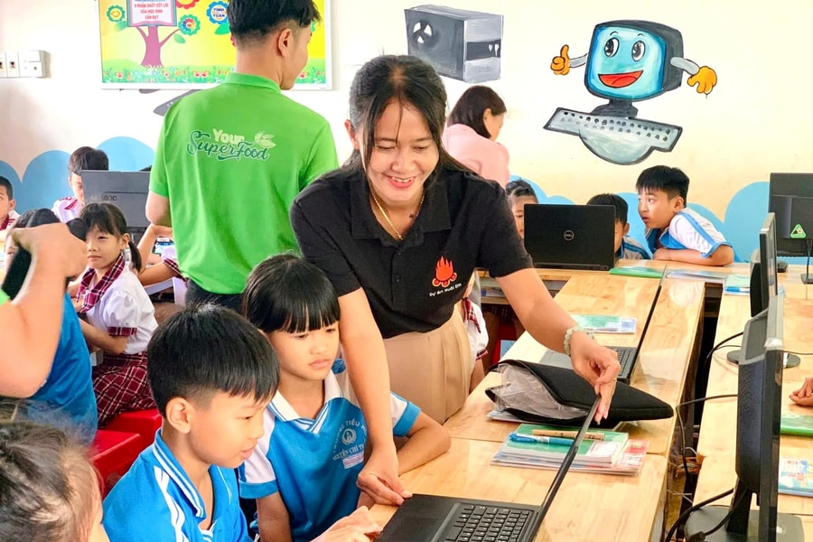 Đắk Lắk: Trao tặng phòng Tin học cho Trường Tiểu học Nguyễn Chí Thanh