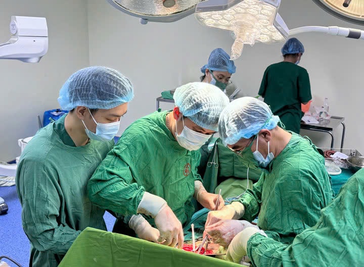 Cứu sống thiếu niên 16 tuổi vỡ gan, mất 2,5 lít máu sau chấn thương bụng kín