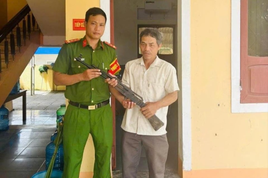 Nông dân nộp súng AK nhặt được khi làm đồng