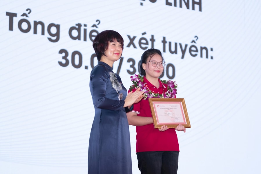 Thủ khoa toàn quốc A00 biến ước mơ vào Ngoại thương thành hiện thực