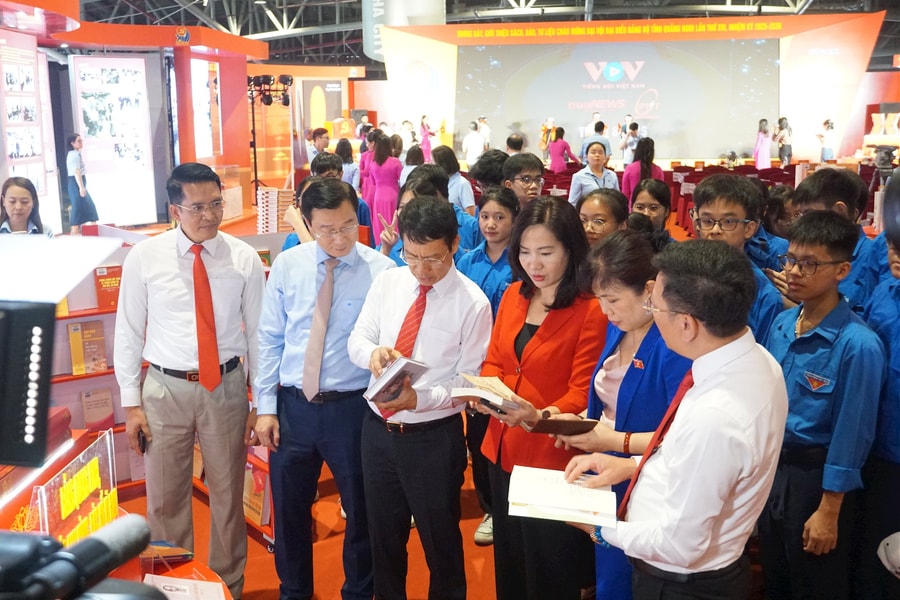 Triển lãm sách, báo, tài liệu, ảnh tư liệu và tranh cổ động chào mừng Đại hội đại biểu Đảng bộ tỉnh Quảng Ninh lần thứ XVI