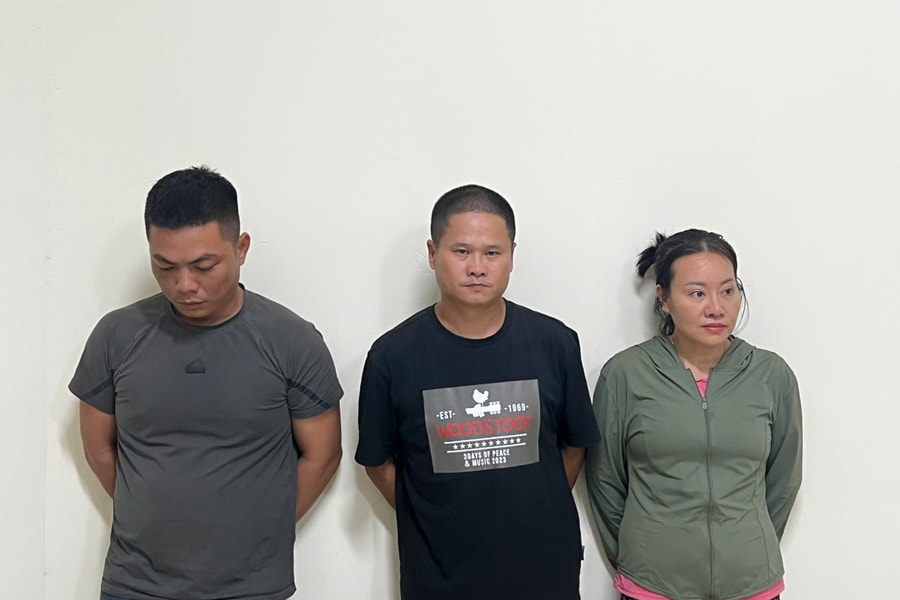 Bắt giữ 3 đối tượng xả trộm chất thải xuống sông Tô Lịch