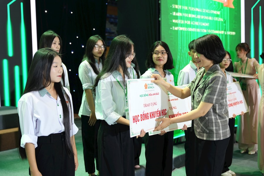 Hàng chục tỷ đồng học bổng dành cho tân sinh viên trong ngày khai giảng