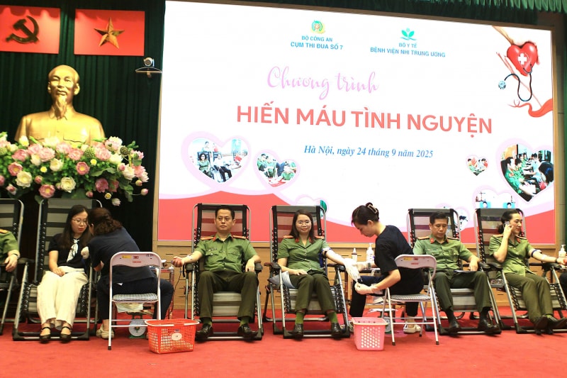 Cán bộ chiến sỹ Cụm thi đua số 7 (Bộ Công an) tham gia hiến máu tình nguyện