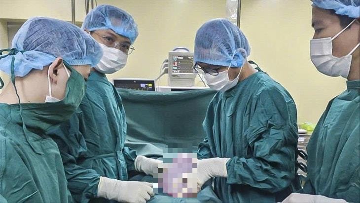 Thiếu nữ 19 tuổi mang khối u buồng trứng khổng lồ nặng 5,5kg
