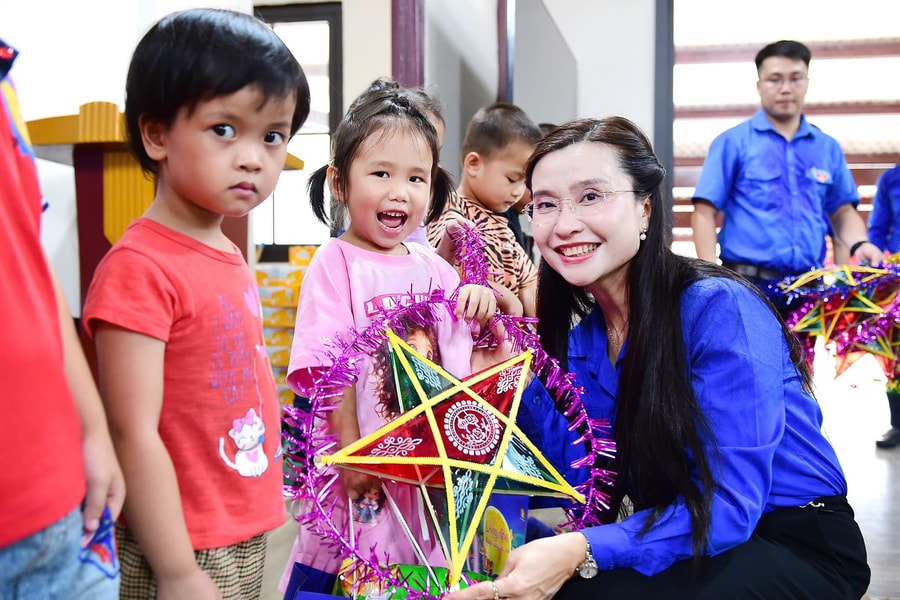 Lồng đèn thắp sáng ước mơ trẻ em làng Nủ