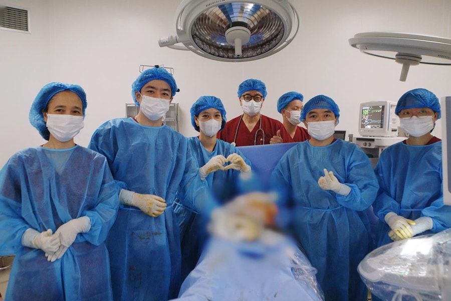 Cứu thai nhi mắc biến chứng hiếm gặp từ trong bụng mẹ