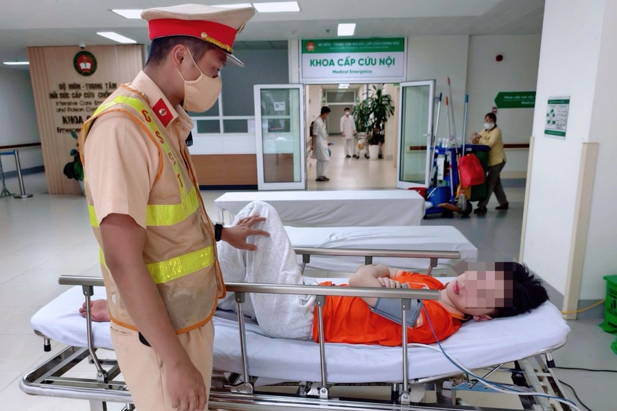 CSGT mở đường đưa nam sinh bị đột quỵ đi cấp cứu kịp thời