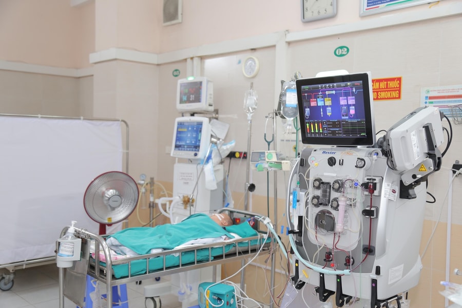 Bé trai người Mông hồi sinh kỳ diệu sau 13 ngày lọc máu liên tục