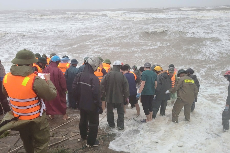 Hà Tĩnh: Hàng trăm người khẩn trương gia cố đoạn kè biển bị sụt lún