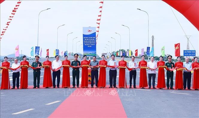 Thủ tướng Phạm Minh Chính: Cầu Phong Châu mới là nhịp cầu hàn gắn vết thương và nhen lên niềm tin, hạnh phúc