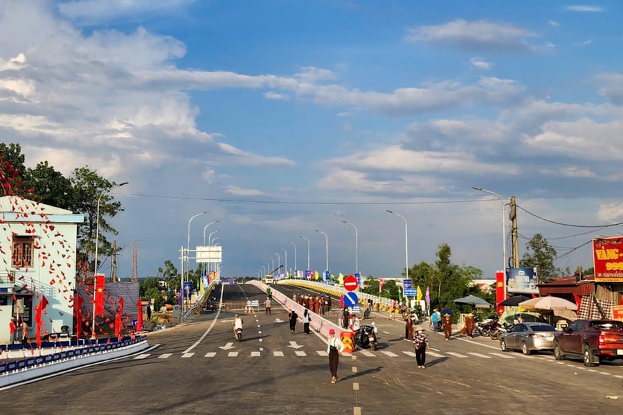 Niềm vui bên cầu Phong Châu mới