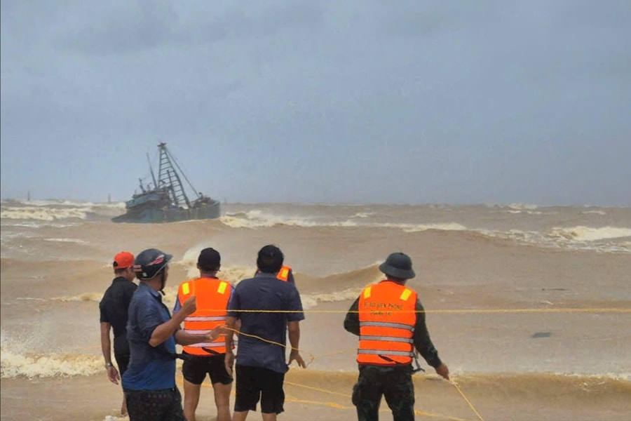 Quảng Trị: Ứng cứu hai tàu cá bị nạn trên đường tránh trú bão số 10