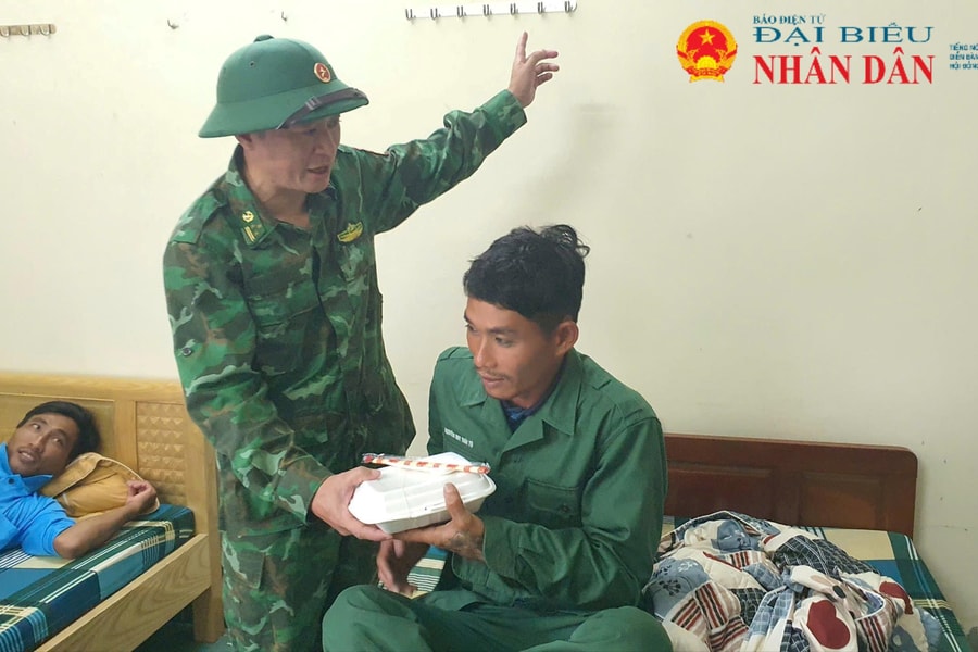 Quảng Trị: 8 trên 11 thuyền viên 2 tàu gặp nạn trên vùng biển Cửa Việt đã được đưa vào bờ an toàn