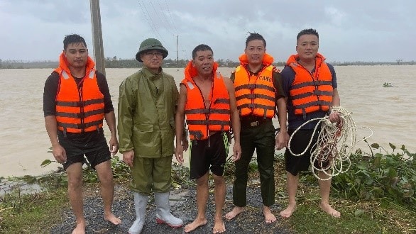 Nghệ An: Công an xã Bạch Hà kịp thời cứu người dân bị mắc kẹt giữa dòng nước lũ