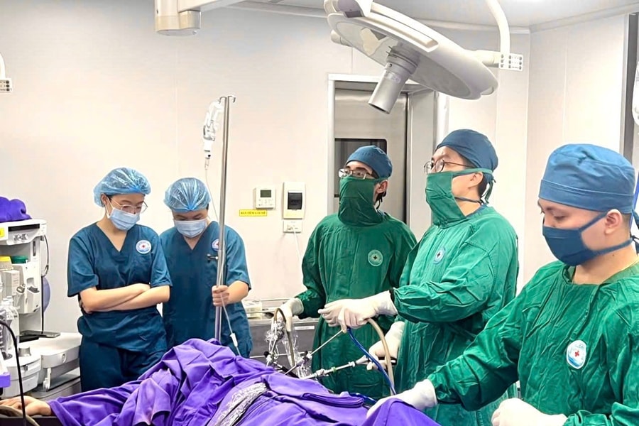 Vượt bão số 10, bác sĩ Vân Đồn cứu sống bệnh nhân viêm ruột thừa cấp