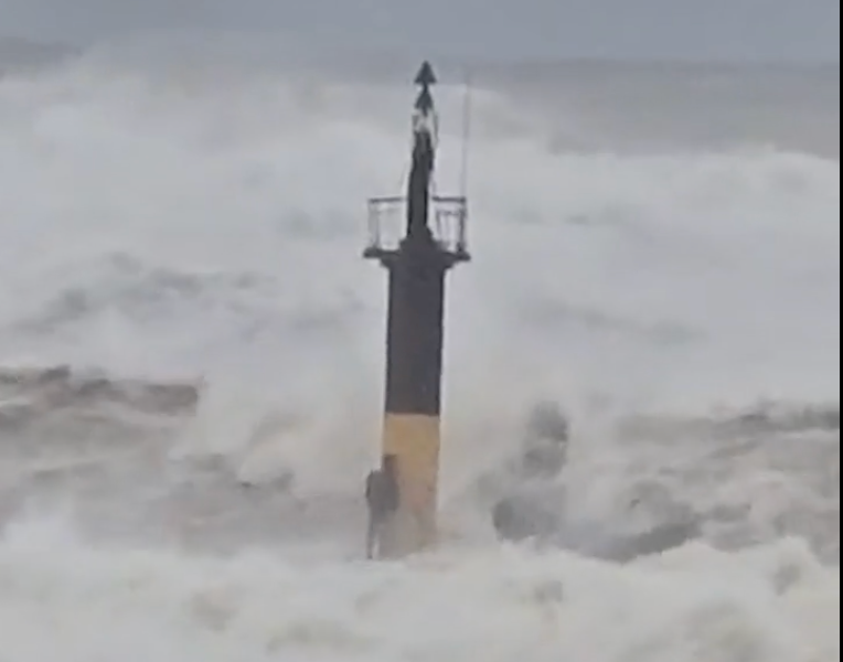 Quảng Trị: Ngư dân sống sót sau 6 giờ bám phao ngoài biển, sóng đánh dữ dội