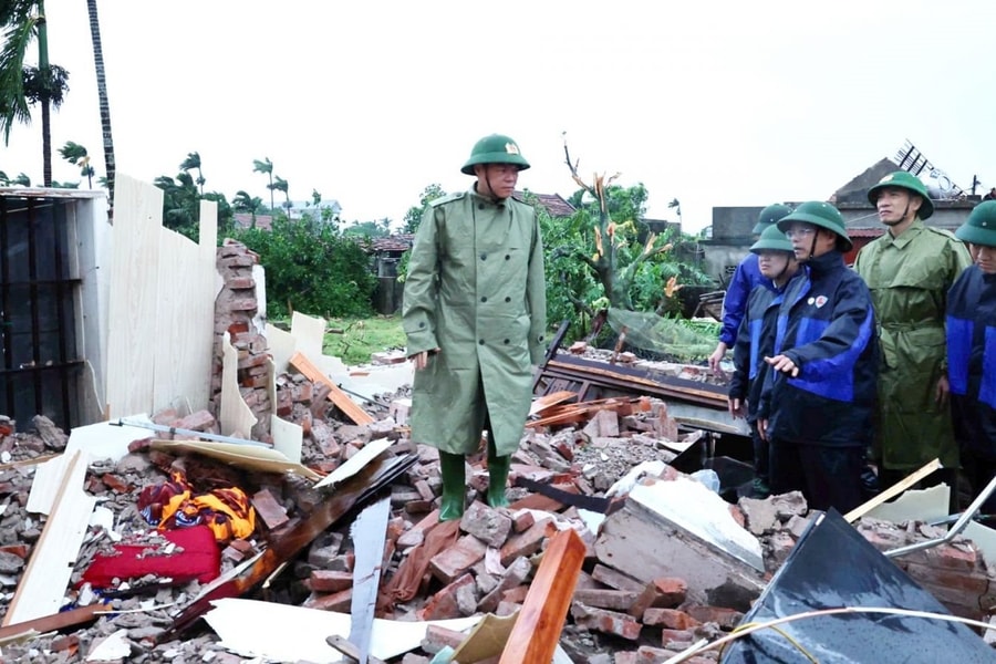 Ninh Bình: Công an giúp dân khắc phục hậu quả bão số 10