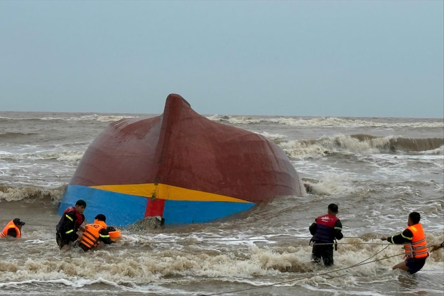 Vụ 9 thuyền viên mất tích: 1 tàu cá trôi dạt vào bờ