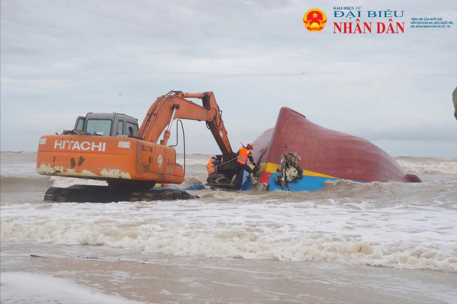 Quảng Trị: Triển khai tìm kiếm 9 thuyền viên mất tích trong vụ tàu cá gặp nạn trên sông Gianh