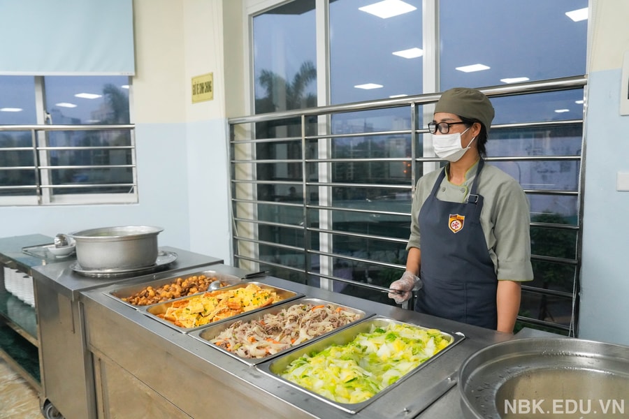 Hà Nội: Các trường học hỗ trợ ăn tối, ngủ qua đêm cho học sinh vì mưa ngập, đường phố tắc nghẽn