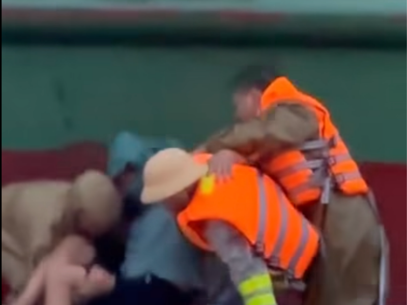 Thanh Hóa: Kịp thời cứu nạn thuyền viên bị co giật giữa mưa bão