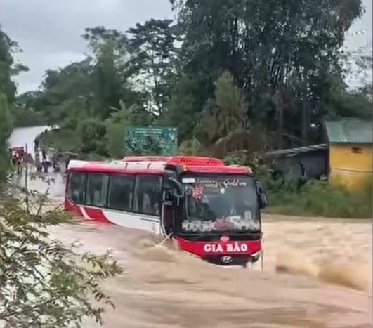 Tuyên Quang: Kịp thời giải cứu 15 người khỏi xe khách mắc kẹt giữa dòng lũ
