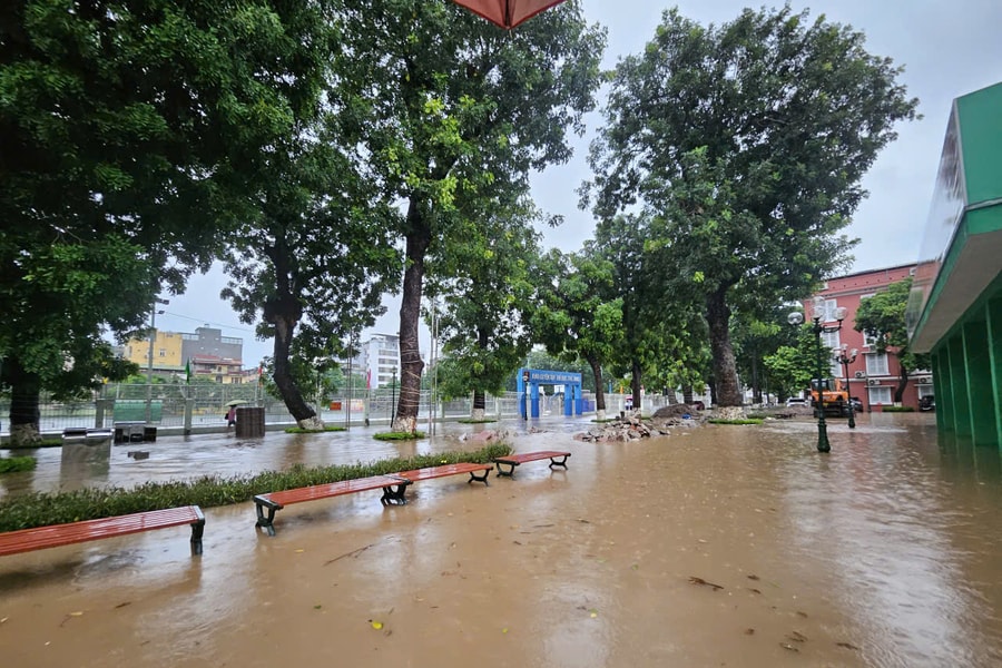 Hà Nội mưa lớn, ngập sâu, nhiều trường đại học cho sinh viên nghỉ, chuyển học online